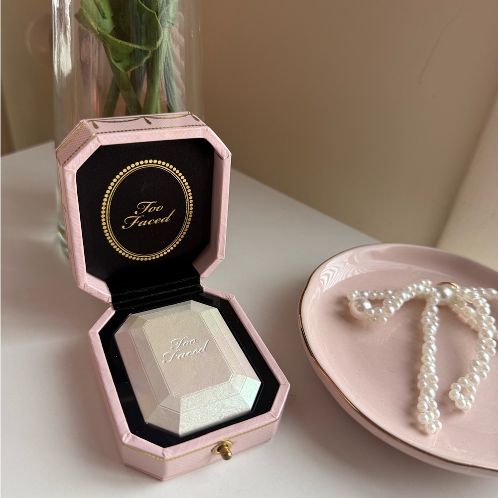 Too Faced Diamond Light Highlighter - White and Silver - Picture 8 of 11
